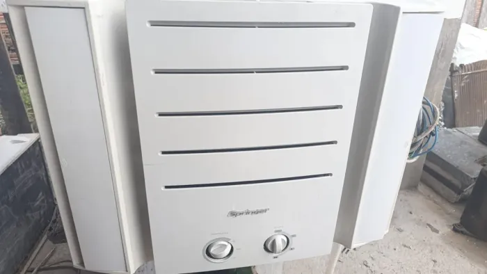 Vendo ar condicionado Springer 220 volts/7500 BTUs