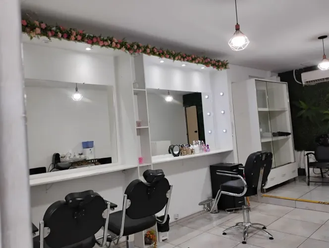 Em busca de profissionais da área da beleza.