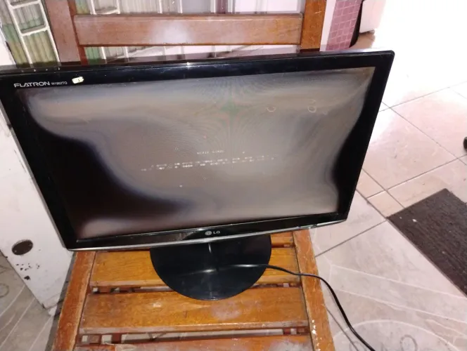 Monitor LG 19 Polegadas Modelo W1952TQ defeito mancha na tela funcionando 