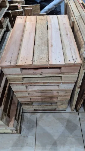 Pallets seminovos, medida 0.80 por 0.60 centímetros, madeira eucalipto, entregamos.