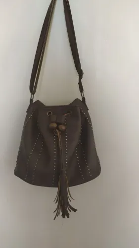 Bolsa estilo saco tiracolo marrom 