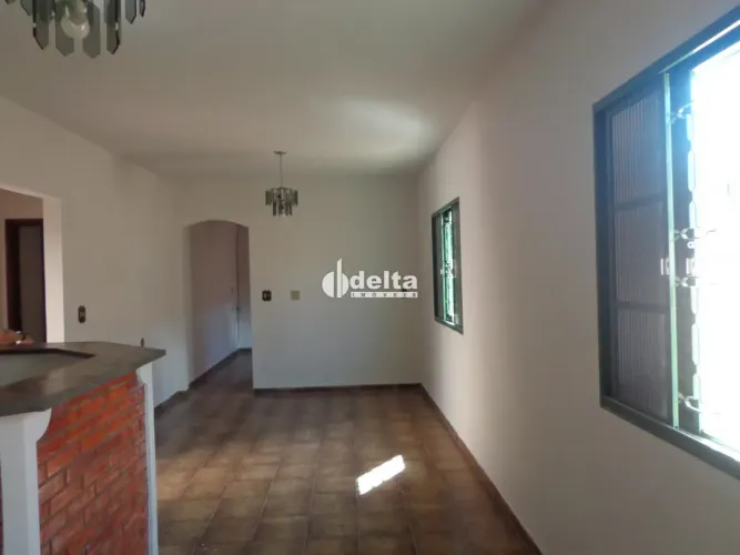 Casa residencial com 8 quartos sendo 1 suíte disponível para venda no bairro Martins em Ub