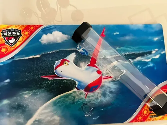 Playmat Oficial Pokémon Regional (Latias & Latios) + Tubo Viper