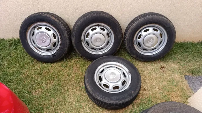 Vendo jogo de rodas aro 4×100/13. Origina do Gol Quadrado.