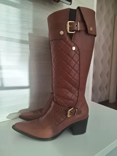 BOTA FEMININA DE COURO LEGÍTIMO ?