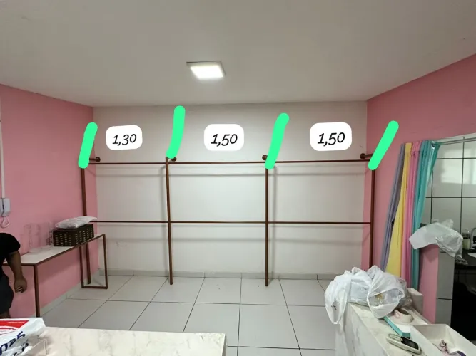 Arara de roupa de parede dourada para loja 