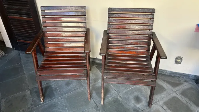Vendo 2 cadeiras de madeira maciça
