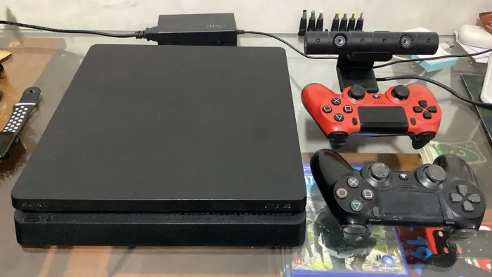 Ps4 slim semi novo com 2 controles 