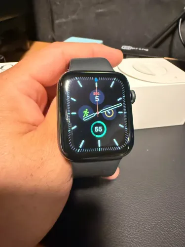 Apple Watch séries 544mm sem detalhes.
