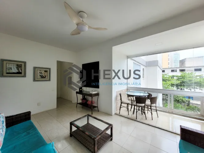 Apartamento com varanda e vista mar na beira mar da Praia das Pitangueiras, Guaruja