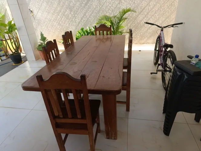 Vendo mesa de madeira com 6 cadeiras praticamente nova