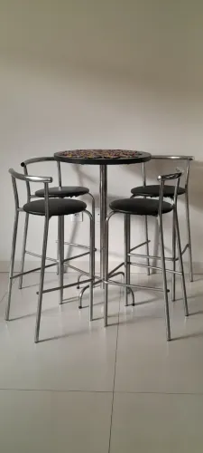 conjunto de mesa bistrô e banquetas 