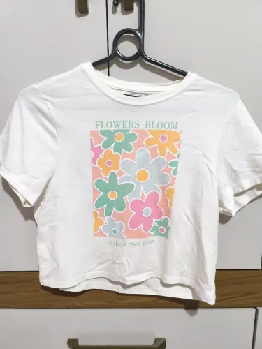 Blusa BabyDoll branca com desenho de flores