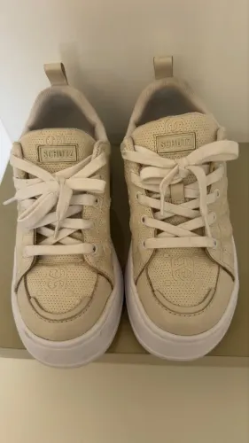Vendo lindo sapatenis da SCHUTZ NA COR CREME