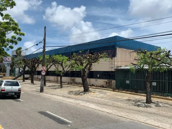 O imóvel localizado na Av. Luciano Carneiro, apresenta ampla área construída, ideal para d