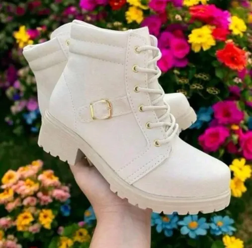 Bota feminina cano curto detalhe em fivela soldado nunca usada