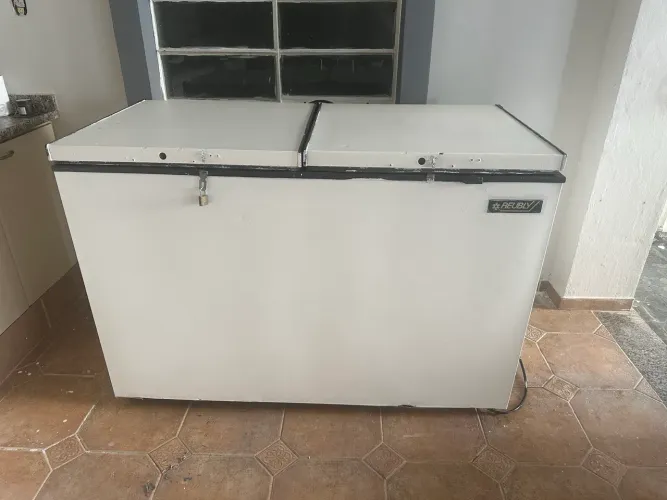 Freezer horizontal 410 litros, 2 tampas, marca Reubly