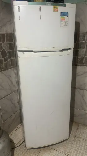 Vende- se uma geladeira