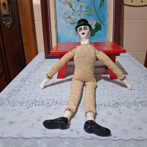 Boneco Charles Chaplin,  louça e pano..