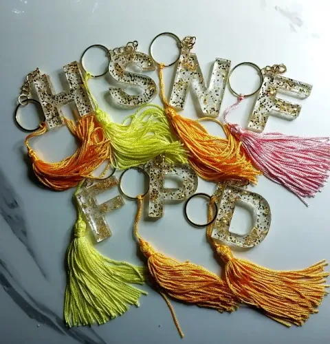 Chaveiro de Resina Personalizado com Inicial Letra e Tassel Dourado Artesanal