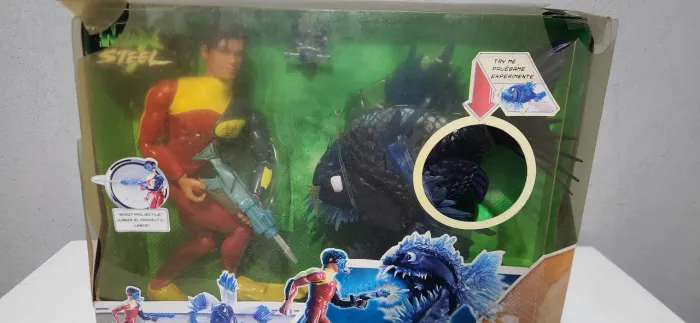 Max Steel Hidrolanzador vs. Extroyer Piraña
