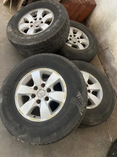 4 Pneus com 4 aros 16 (2011) Hilux