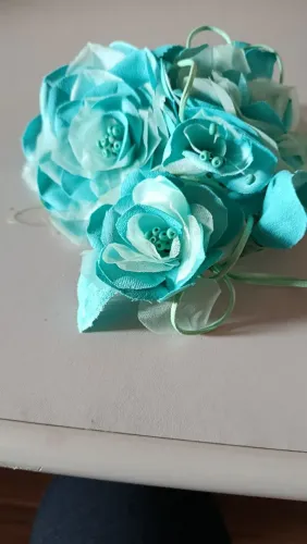 Flores de organza e cetim