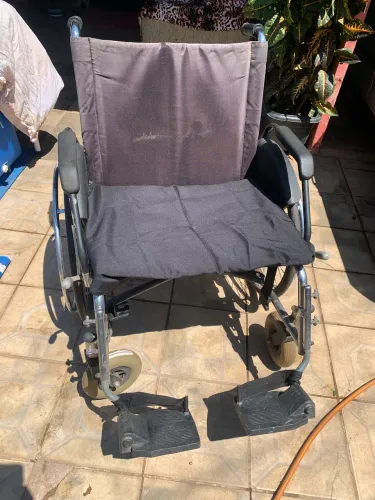 Cadeira de rodas grande até 140 kg.