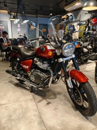 SUPER METEOR 650 CELESTIAL RED