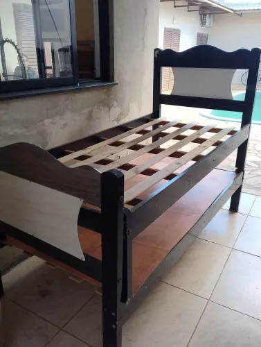 Cama de madeira
