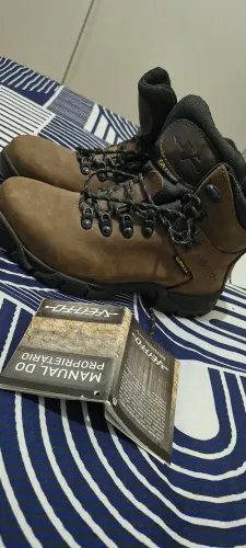 BOTA FINNISTERRE E BASTÃO DE TRILHA UNISSEX