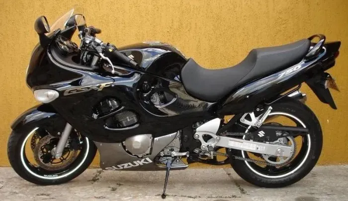 Suzuki GSX 750F 2006 (apelidada de "Mônica")