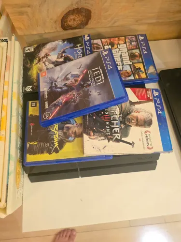 PS4 com 5 jogos e 2 controles