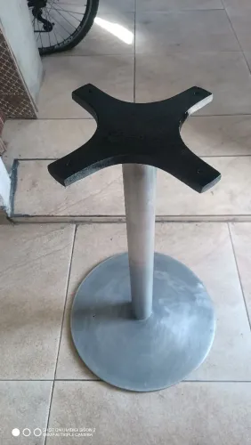 Base de alumínio com tampo de vidro 