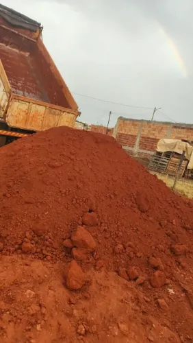 Aterro, cascalho, terra pra grama, areia, brita, terraplanagem, demolição, retir entulho