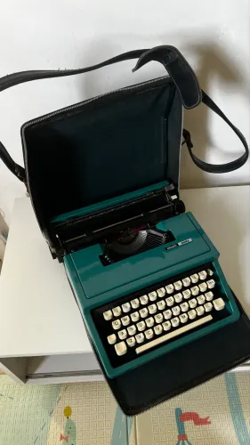 Máquina de escrever antiguidade Olivetti DORA