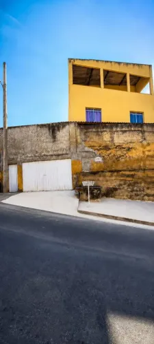 Casa para venda tem 352 metros quadrados com 5 quartos