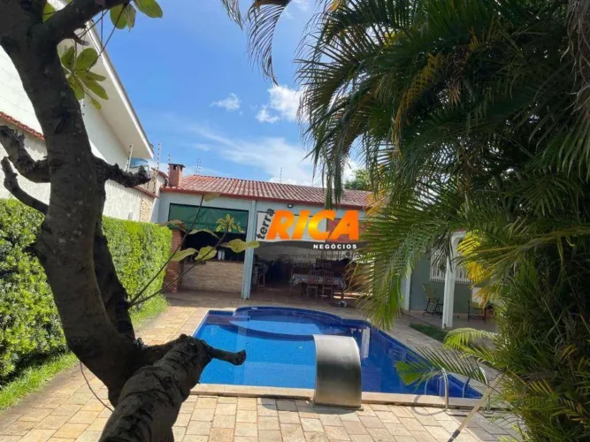 Oportunidade Única! Casa Completa com Piscina em Localização Premium