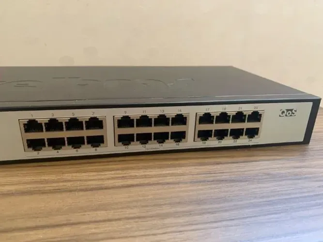 Switch Fast Ethernet Intelbrás com 24 portas.