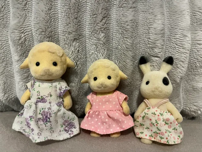 Kit 3 bonecos Sylvanian Families - 1 Coelho e 2 Ovelhas