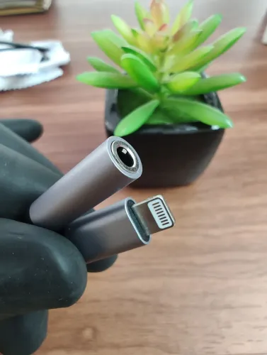 Adaptador para conectar fone com fio no iPhone