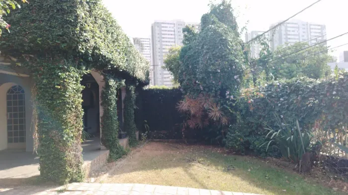 Casa comercial em um lote aproximadamente de 330m² 04 Quartos, 02 Banheiros e 04 Vaga de g