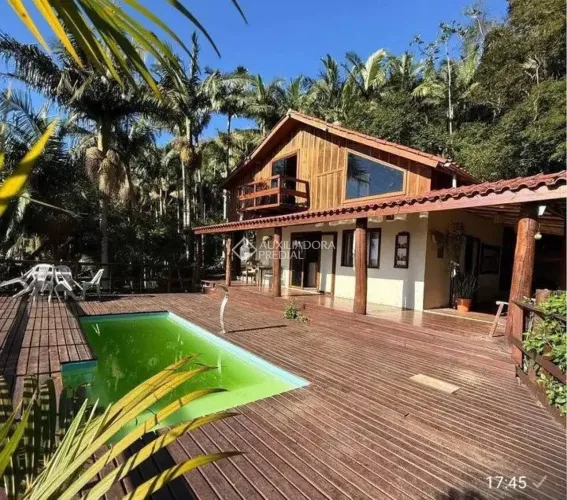 Casa com vista para a lagoa à venda na Encantada, Garopaba/SC