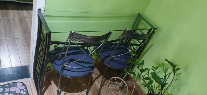 Aparador com vidro temperado e duas cadeiras
