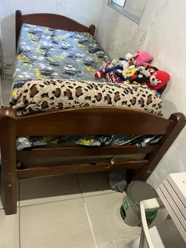 Cama de solteiro !! ( angelim) !! $500 pra vender logo !!!