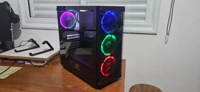 Gabinete Redragon com fonte Corsair, 6 Fans e controladora