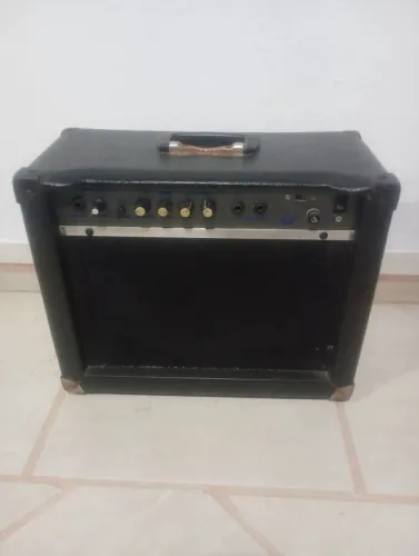 Caixa de guitarra 20 watts com distorção 