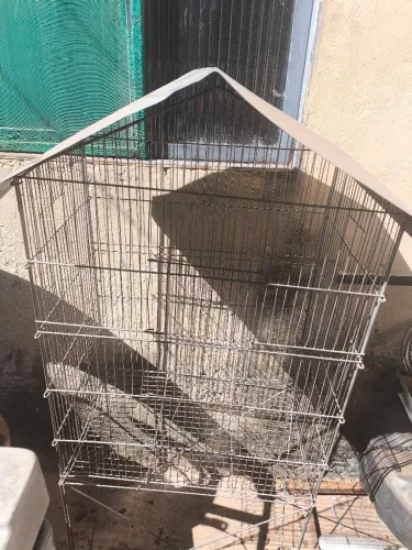 Vende-se gaiola  em bom estado de uso com praticidade para o seu uso no dia a dia 