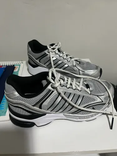Tênis adidas