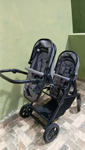 Carrinho de Bebê Gemeos Kiddo Pair + 2 bebês confortos (sem a base) 
